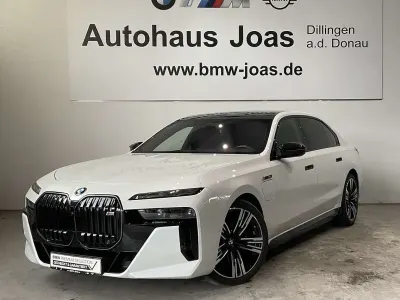 Gebraucht BMW M760e Sport Line 571 PS (419 kW) 2025 Weiß Limousine