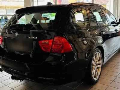Gebraucht BMW 318 146 PS (107 kW) 2012 Schwarz Kombi