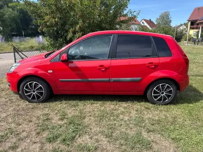 Gebraucht Ford Fiesta Ambiente 101 PS (74 kW) 2006 Rot Kleinwagen