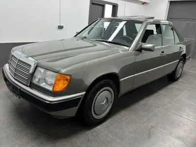 Gebraucht Mercedes E260 160 PS (117 kW) 1989 Gold Limousine