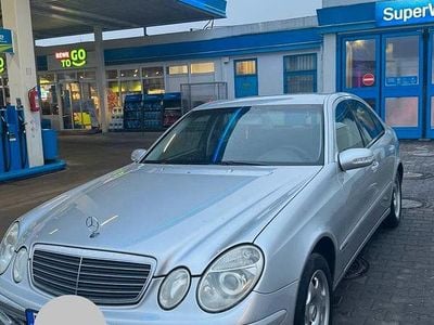 Grau Gebraucht 2003 Mercedes E220 Limousine | 3.400 €