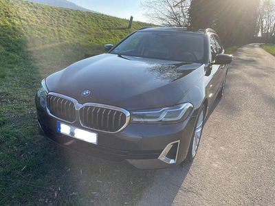 Gebraucht BMW 530e Luxury Line 292 PS (214 kW) 2023 Grau Kombi