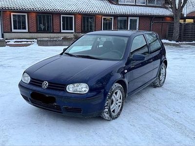 Blau Gebraucht 2002 VW Golf IV Kleinwagen | 850 € (Fairer Preis)