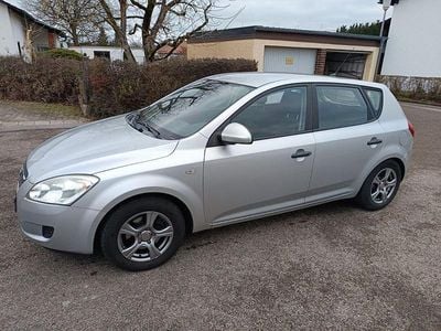 Grau Gebraucht 2009 Kia Ceed Kleinwagen | 3.000 € (Fairer Preis)