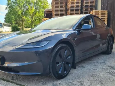 Gebraucht Tesla Model 3 Long Range AWD 366 kW (498 PS) 2025 Stealth grey Limousine