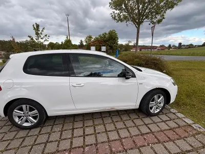 Gebraucht VW Golf VII Match 105 PS (77 kW) 2012 Weiß Limousine