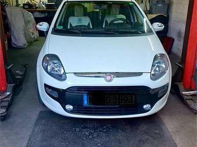 Weiß Gebraucht 2011 Fiat Punto Evo Kleinwagen | 5.800 € (Etwas zu teuer)