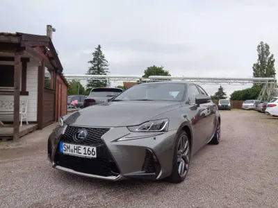 Gebraucht Lexus IS300h 181 PS (133 kW) 2021 Manganese luster Limousine