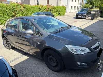 Gebraucht Opel Astra Edition 101 PS (74 kW) 2011 Grau Limousine