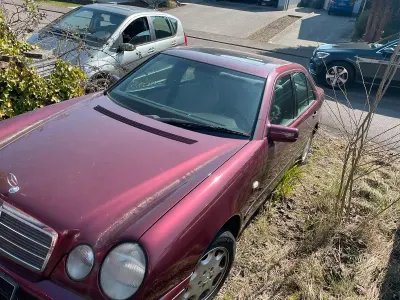 Gebraucht Mercedes E220 95 PS (69 kW) 1996 Rot Limousine