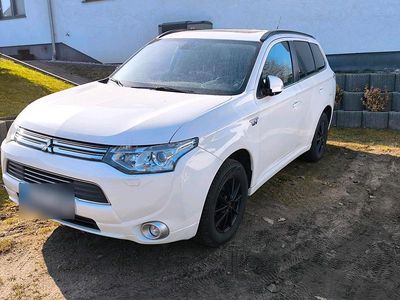 Gebraucht Mitsubishi Outlander P-HEV 121 PS (88 kW) 2015 Weiß SUV
