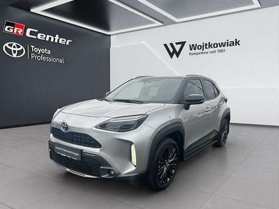 Shimmering silver metallic, dach schwarz Gebraucht 2022 Toyota Yaris Hybrid Advance SUV | 24.490 € (Etwas zu teuer)