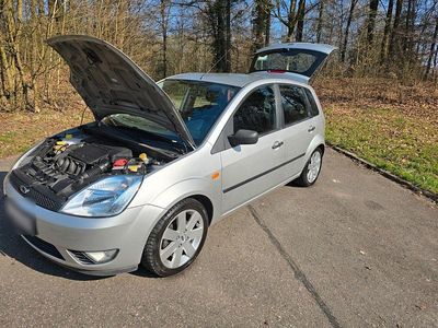 Usata Ford Fiesta Ghia 101 CV (74 kW) 2005 Argento Utilitaria