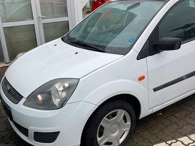 Gebraucht Ford Fiesta 69 PS (50 kW) 2007 Weiß Kleinwagen