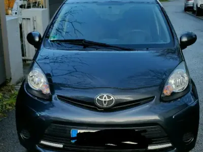 Gebraucht Toyota Aygo 68 PS (50 kW) 2013 Grau Kleinwagen