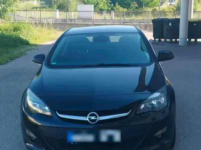 Gebraucht Opel Astra 140 PS (102 kW) 2014 Schwarz Limousine