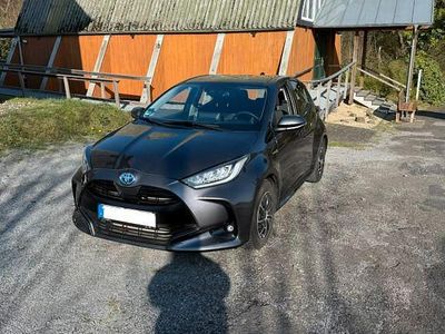 Gebraucht Toyota Yaris Hybrid 92 PS (67 kW) 2021 Grau Limousine