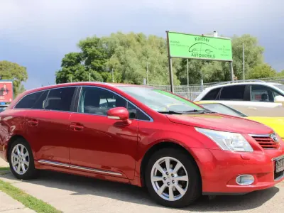 Gebraucht Toyota Avensis Executive 147 PS (108 kW) 2009 Red mica metallic / wildfire Kombi