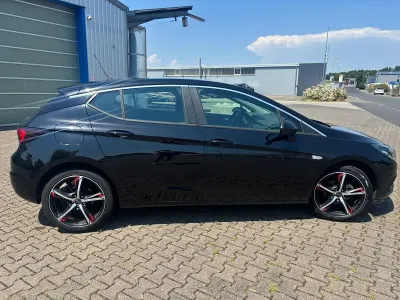 Gebraucht Opel Astra Edition 95 PS (69 kW) 2017 Schwarz Limousine
