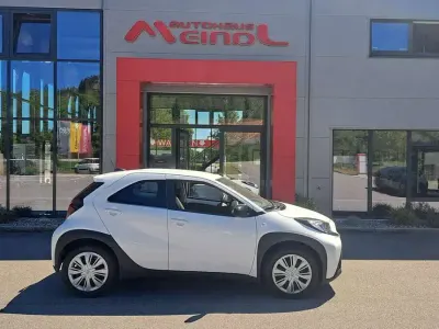 Gebraucht Toyota Aygo X X-play 72 PS (52 kW) 2023 Super white SUV