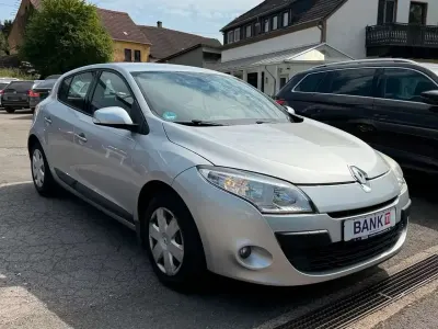 Gebraucht Renault Mégane III Dynamique 140 PS (102 kW) 2010 Platingrau Kleinwagen