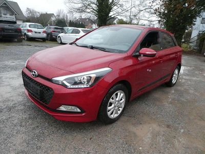 Gebraucht Hyundai i20 Passion 84 PS (61 kW) 2017 Rot Limousine