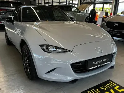 Neu Mazda MX5 Homura-Line 136 PS (100 kW) 2025 Aero grey Cabrio