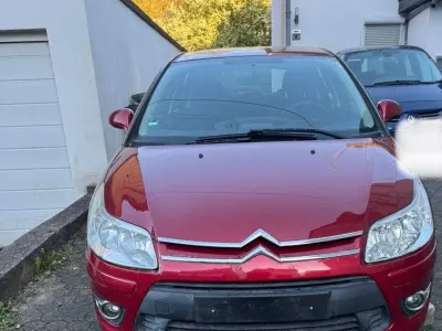 Używany Citroën C4 Advance 88 KM (64 kW) 2009 Czerwony Sedan/Limuzyna