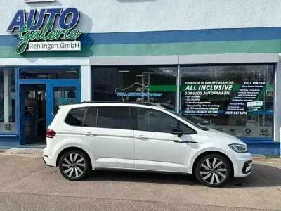 Gebraucht VW Touran Highline 150 PS (110 kW) 2025 Oryxweiß perlmutteffekt Van / Kleinbus