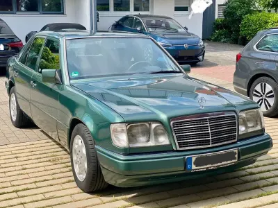Gebraucht Mercedes E220 150 PS (110 kW) 1995 Grün Limousine