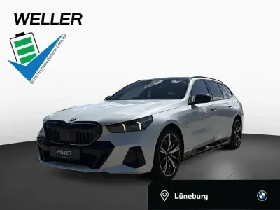 Gebraucht BMW 550e Comfort Edition 489 PS (359 kW) 2025 Mineralweiß (weiß) Kombi