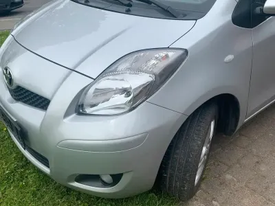 Gebraucht Toyota Yaris 100 PS (73 kW) 2011 Silber Kleinwagen