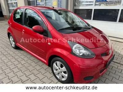 Gebraucht Toyota Aygo 68 PS (50 kW) 2011 Rot Kleinwagen
