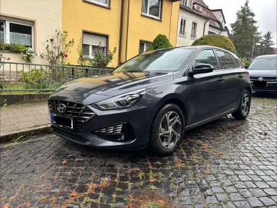 Gebraucht Hyundai i30 Pure 120 PS (88 kW) 2023 Grau Limousine