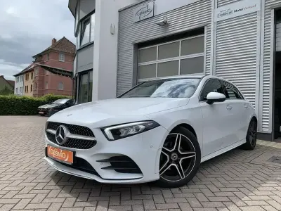 Gebraucht Mercedes A200 AMG line 163 PS (119 kW) 2020 Digitalweiss  metalliclack (metallic) Limousine