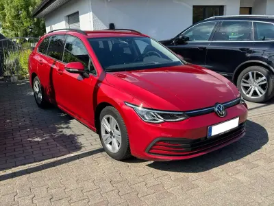 Gebraucht VW Golf VIII Life 150 PS (110 kW) 2021 Kings red metallic Kombi