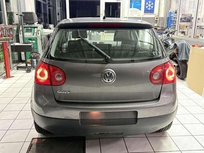 Grau Gebraucht 2005 VW Golf IV Trendline Kleinwagen | 3.950 €