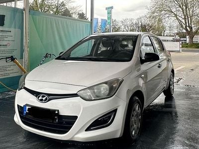 Gebraucht Hyundai i20 85 PS (62 kW) 2013 Weiß Kleinwagen