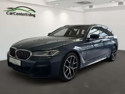 Gebraucht BMW 530 M Sport 292 PS (214 kW) 2023 Arctic race blue metallic Kombi