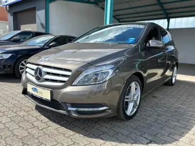 Gebraucht Mercedes B180 109 PS (80 kW) 2012 Braun Kleinwagen