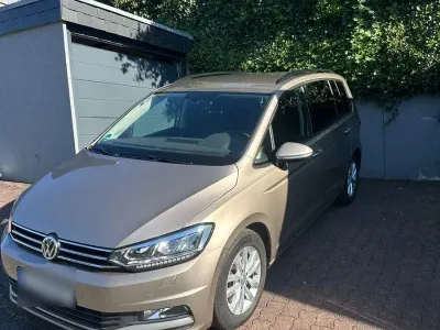 Gebraucht VW Touran Comfortline 150 PS (110 kW) 2017 Gold Van / Kleinbus