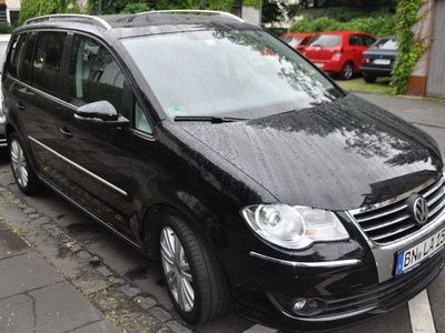 Schwarz metallic Gebraucht 2010 VW Touran Highline Van / Kleinbus | 16.500 €