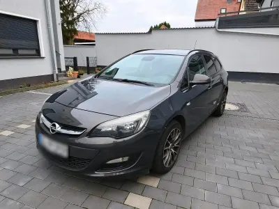 Gebraucht Opel Astra Edition 140 PS (102 kW) 2012 Grau Kombi