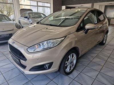 Begagnad Ford Fiesta Celebration 80 HK (58 kW) 2017 Guld Sedan