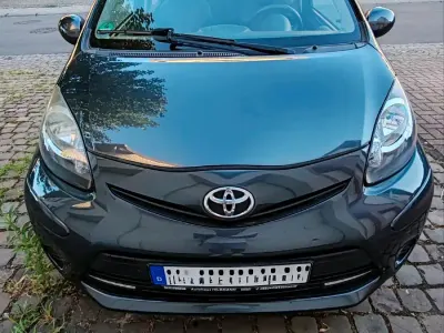 Gebraucht Toyota Aygo 68 PS (50 kW) 2013 Grau Kleinwagen