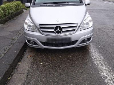 Gebraucht Mercedes B180 109 PS (80 kW) 2011 Silber Van / Kleinbus