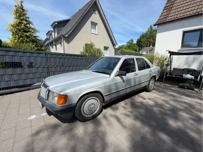Używany Mercedes 190 122 KM (89 kW) 1998 Srebrny Sedan/Limuzyna
