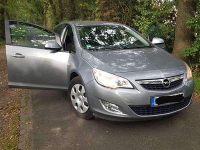 Grau metallic Gebraucht 2011 Opel Astra Design Edition Kombi | 8.900 € (Etwas zu teuer)
