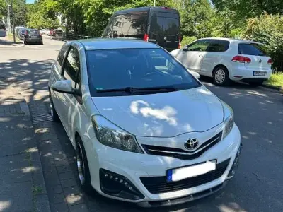 Gebraucht Toyota Yaris Life 69 PS (50 kW) 2013 Weiß Kleinwagen