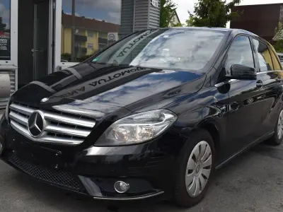 Gebraucht Mercedes B200 156 PS (114 kW) 2012 Schwarz Kleinwagen
